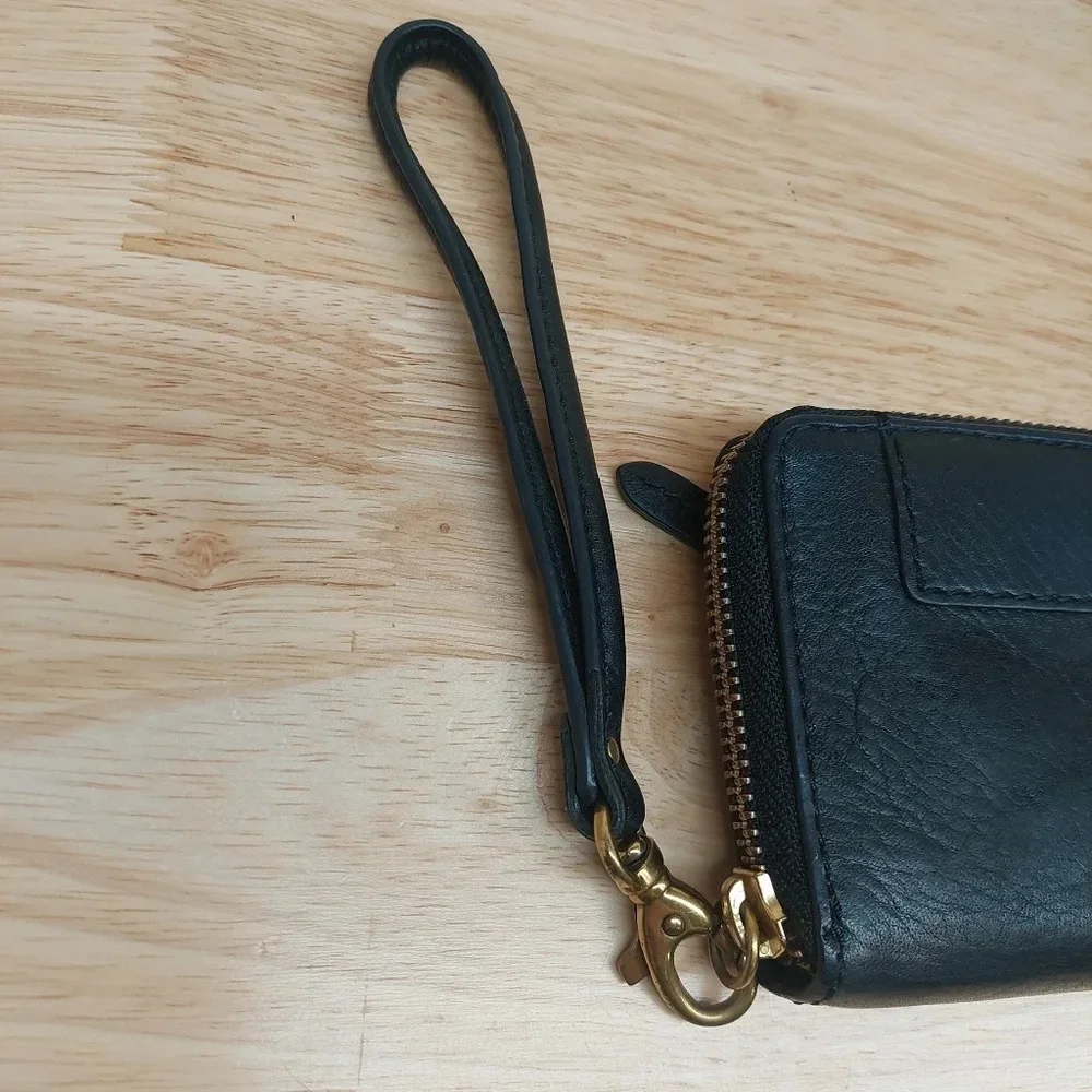 Fossil vintage Zip around Black Pebbled Leather wallet wristlet